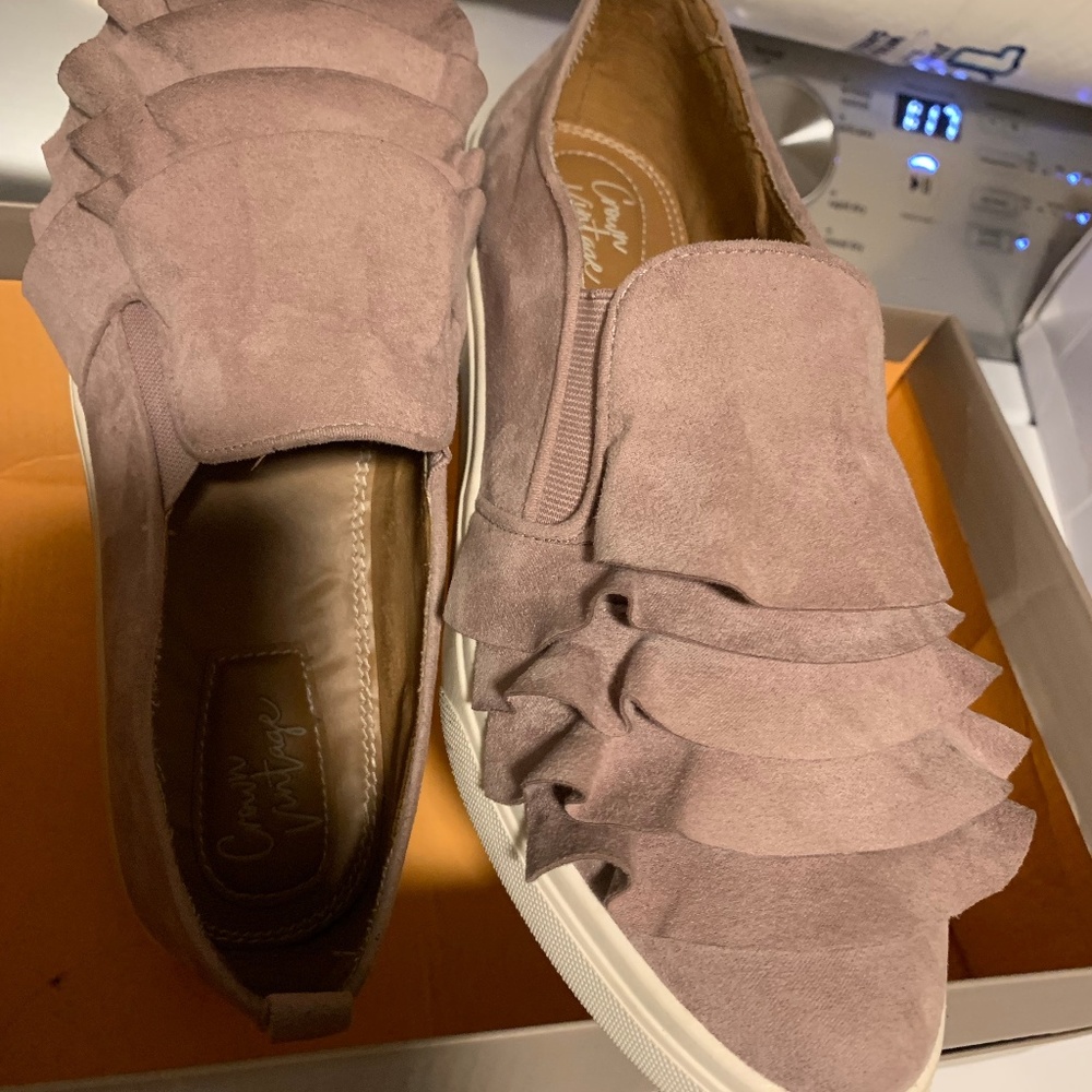 NWT! Adorable slip on shoes in a dusty rose color